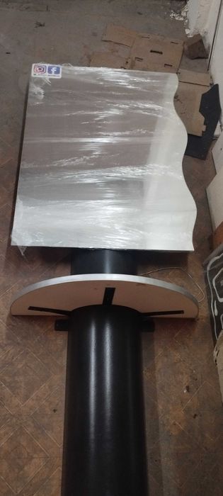 Дзеркала,стійка,робоче місце перукаря