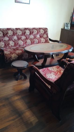 Komplet bordowy do salonu: dwa fotele, kanapa, ława, dwa taborety