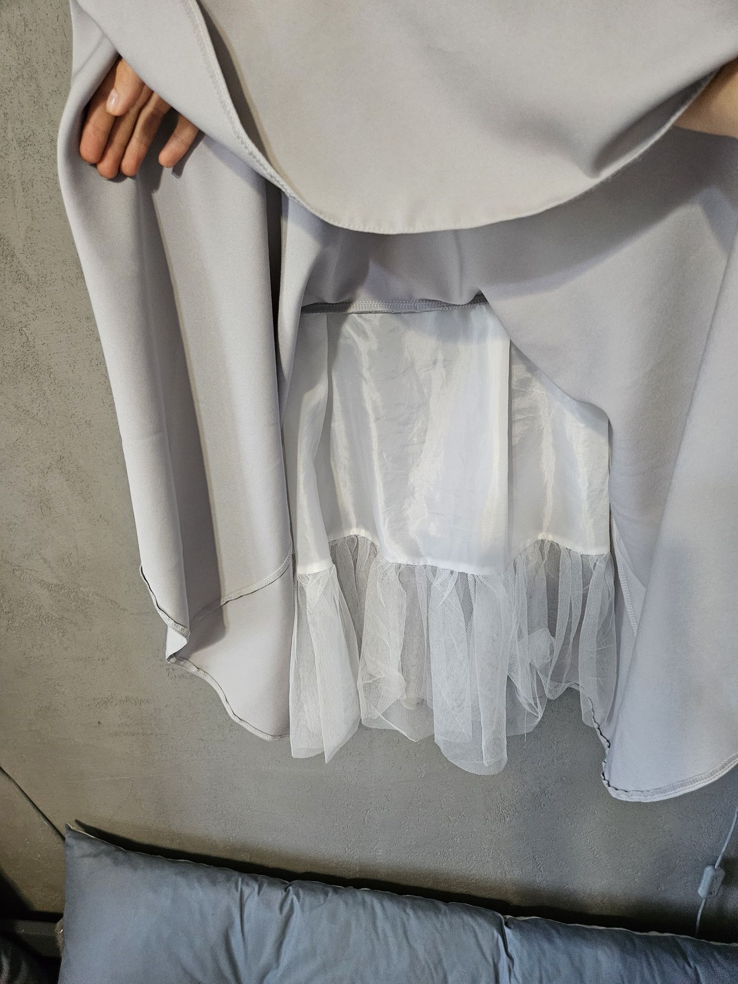 Szara sukienka elegancka imprezowa z halką