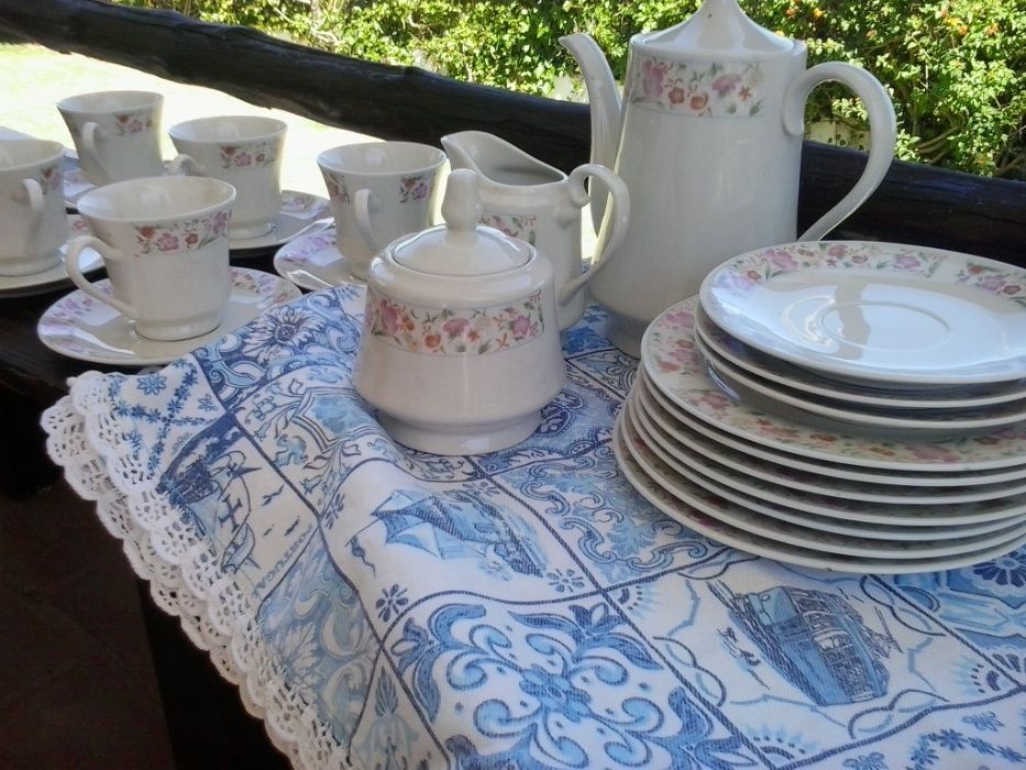 louça quadros plantas sofás