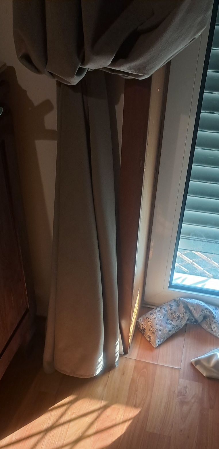 Duas cortinas semi opacas como novas
