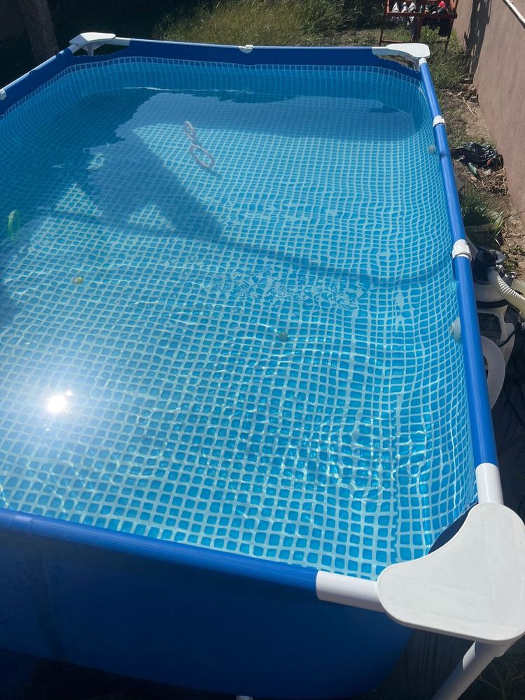 Conjunto com piscina, bomba de cartucho e cobertura