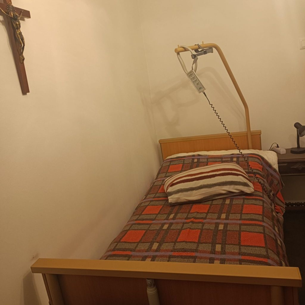 Vendo cama hospitalar automática e com protecções