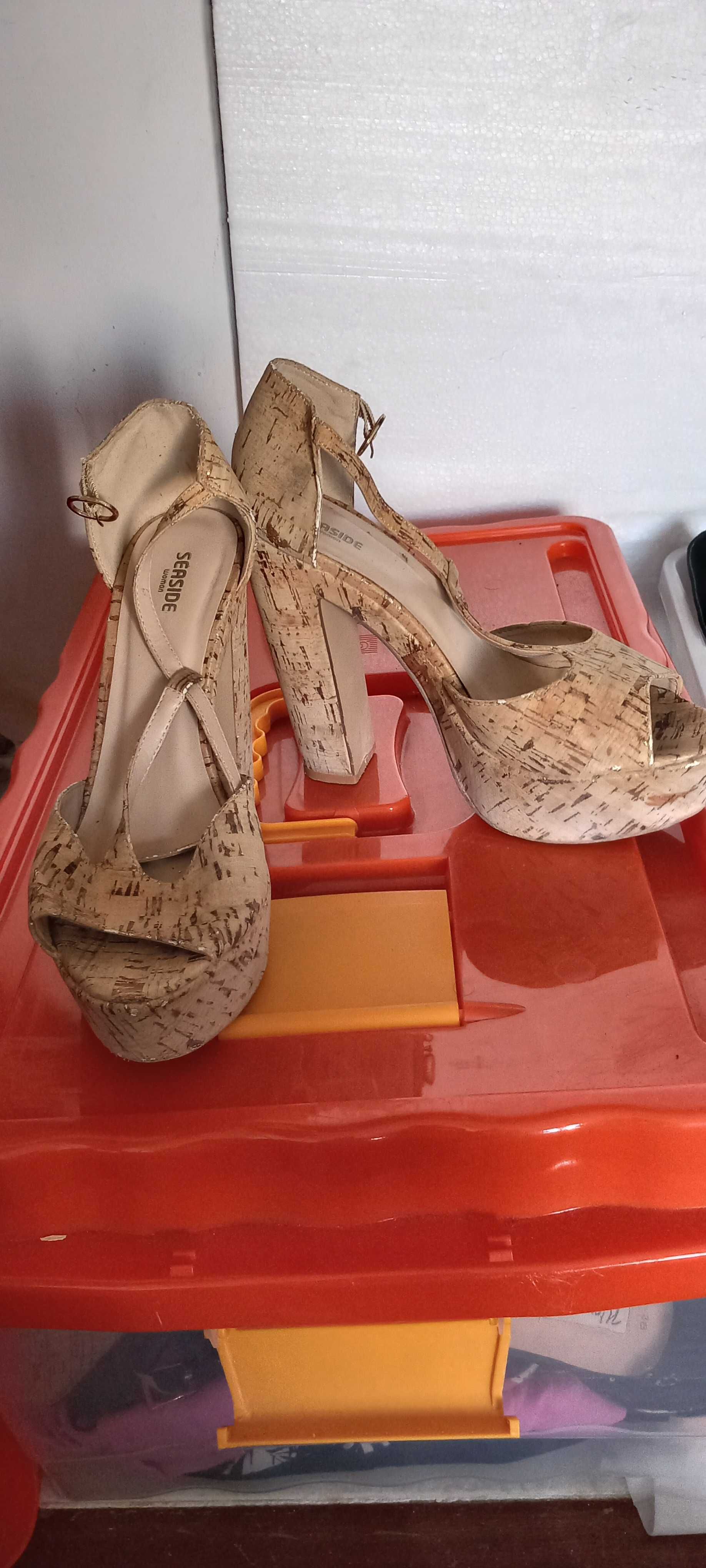 Botas e sandalias  salto alto