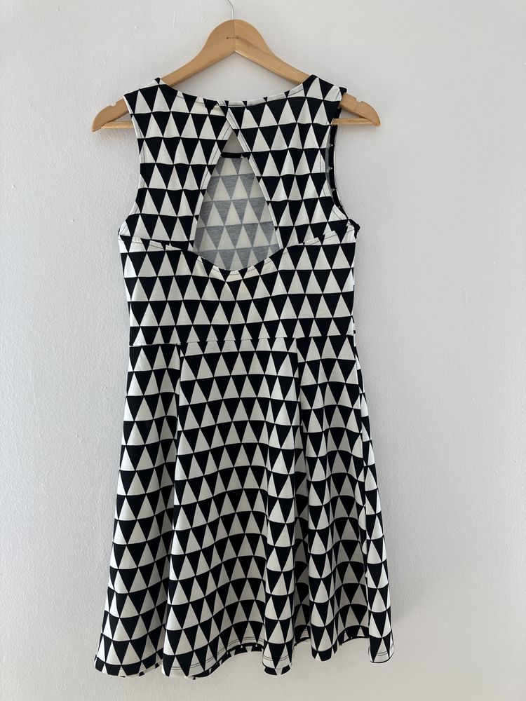 czarno-biała sukienka we wzory z wycięciem na plecach H&M M