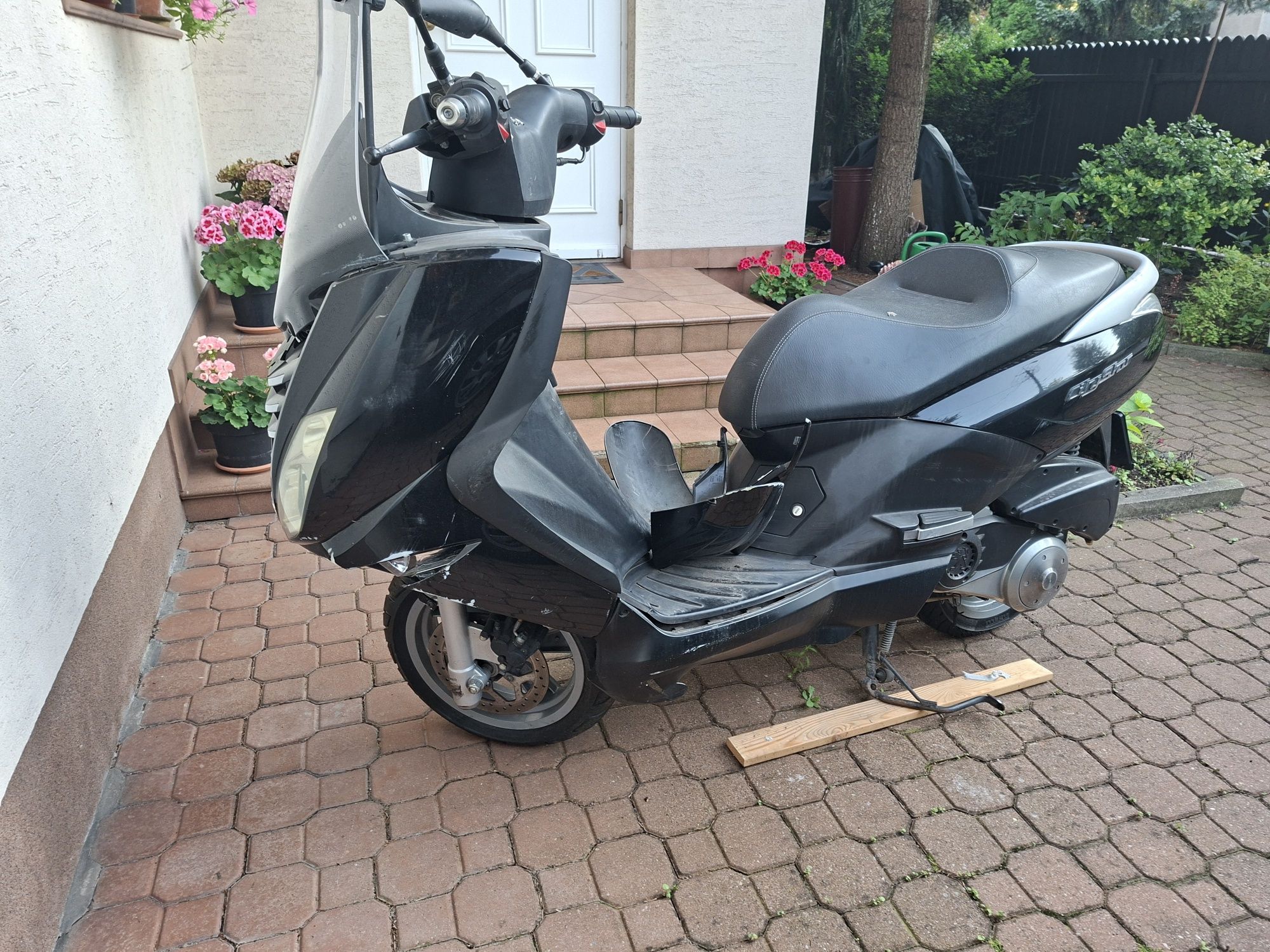 Sprzedam uszkodzony peugot sitistar 200