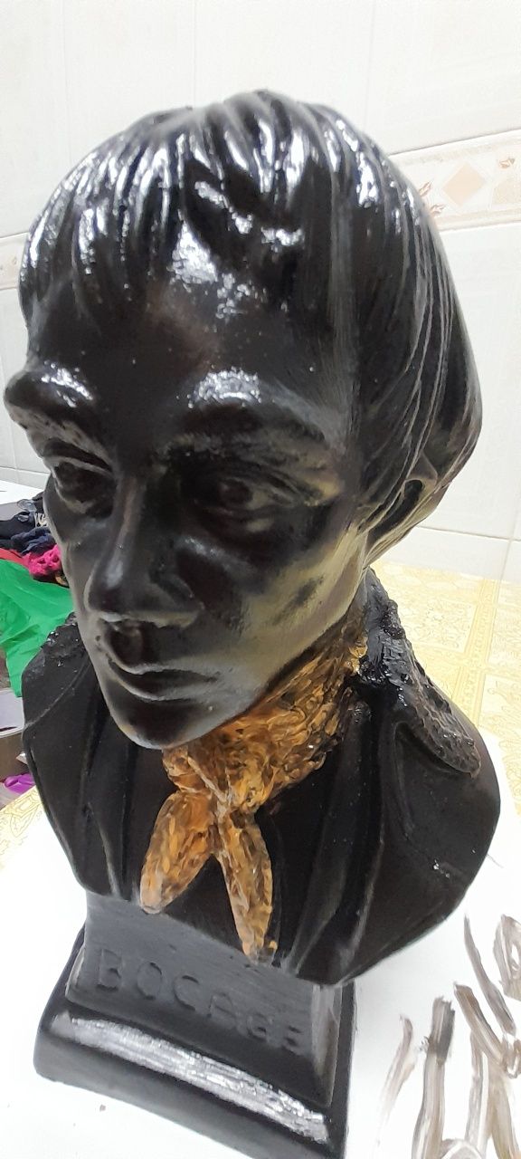 Estatueta de barro do Bocage. Mede 22cm de altura.