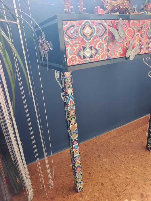 Konsola wysoki połysk, czarna,biała ozdoby ręcznie robione