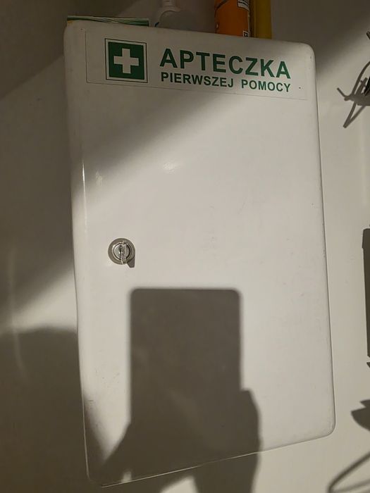 Apteczka wieszana na ścianę