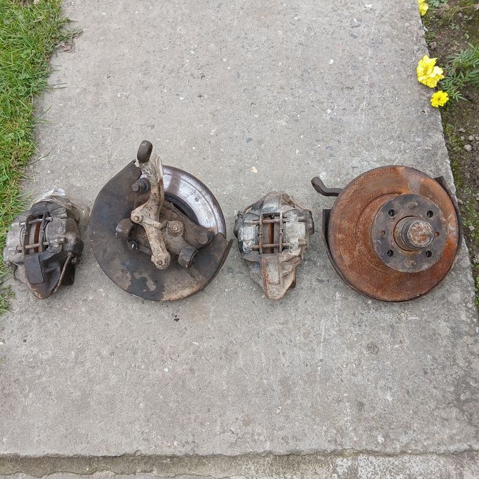 Продам 2 тормозних супорта і 2 тормозних диски з ступицями Ваз.