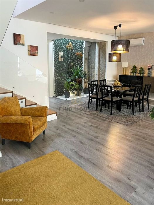 Moradia T4 totalmente remodelada no centro histórico de Viana do Caste