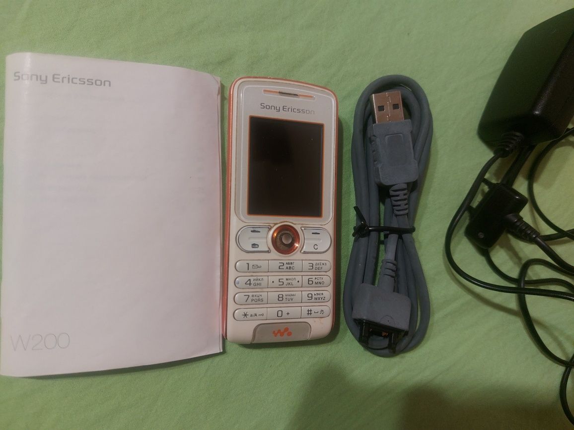 Телефон Sony Ericsson W200