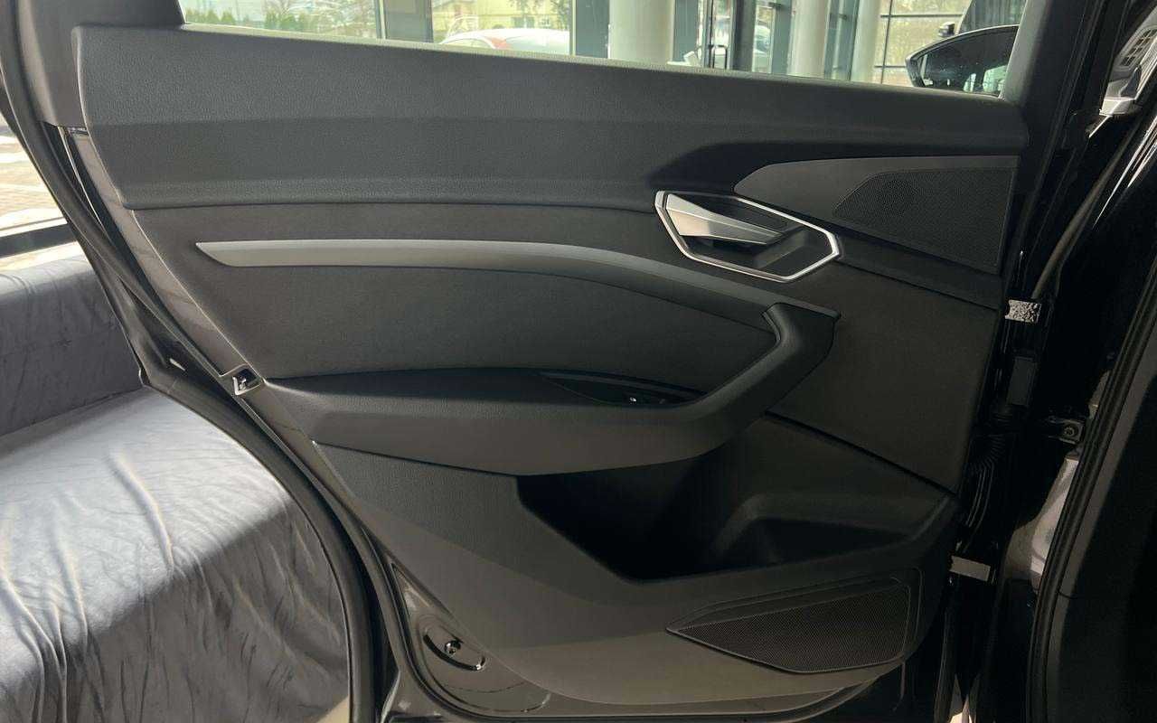 Audi e-tron 2021 року