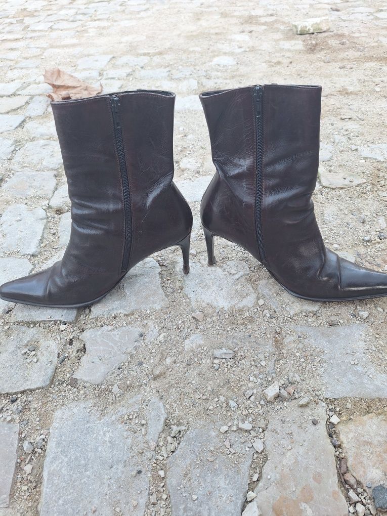 Botas de cano castanhas