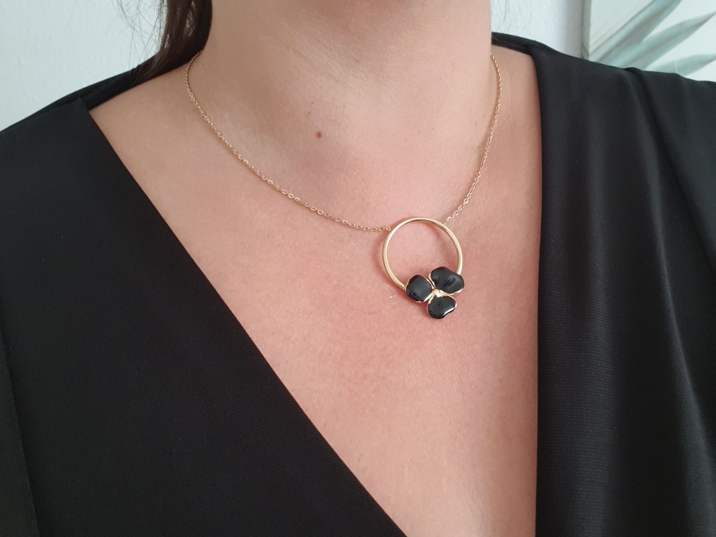 Colar em aço dourado com flor preta , estilo minimalista