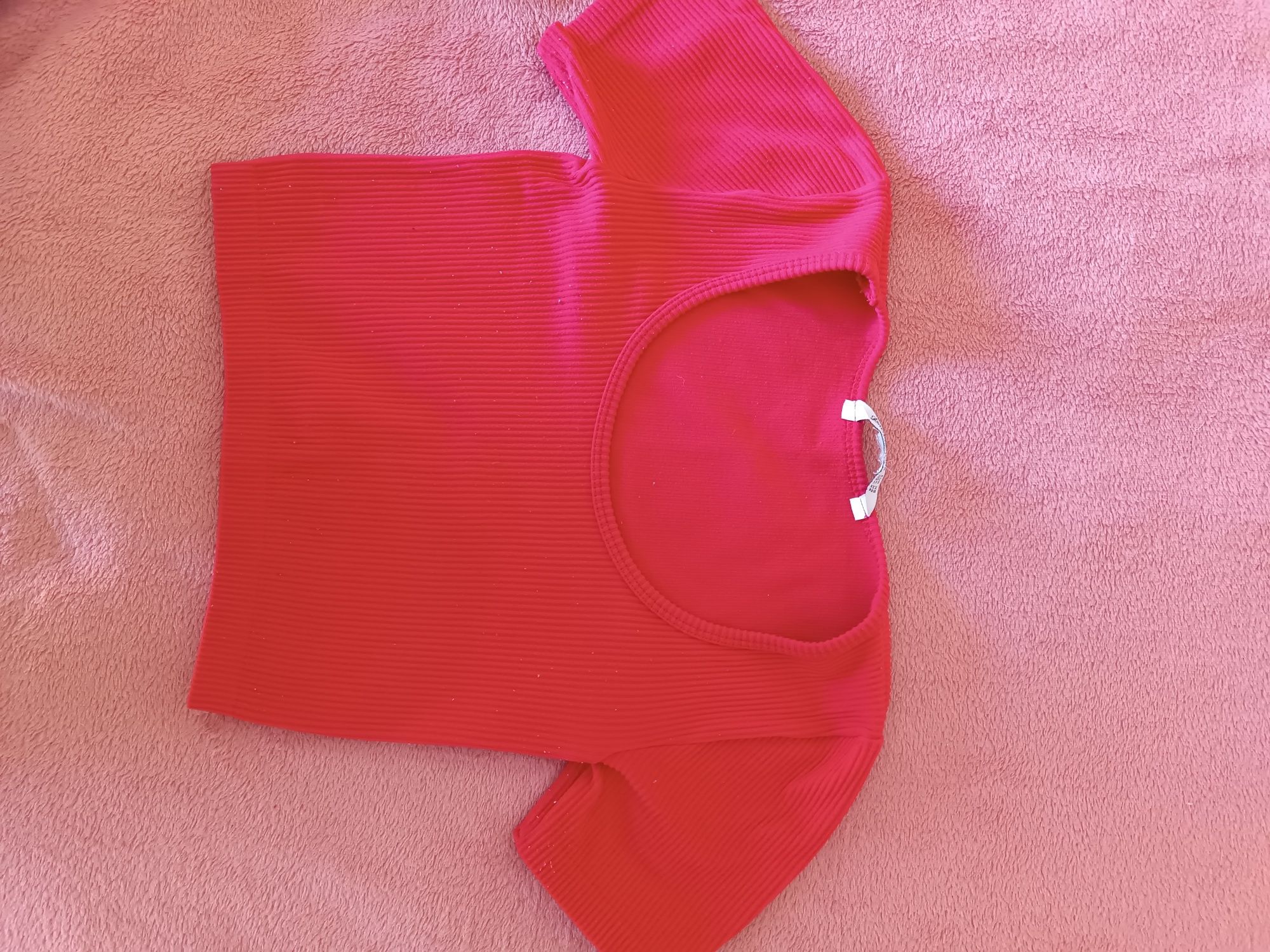 top vermelho, mulher