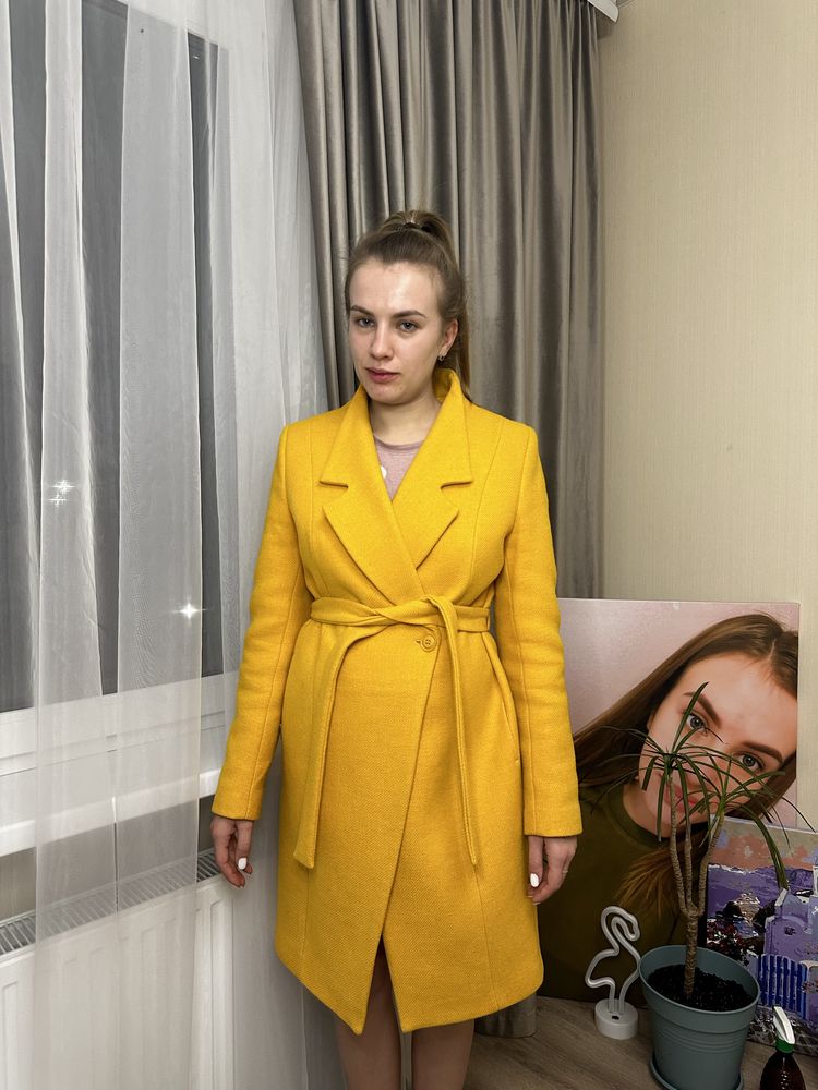 Жовте шерстяне  пальто  в ідеальному стані Relis fashion