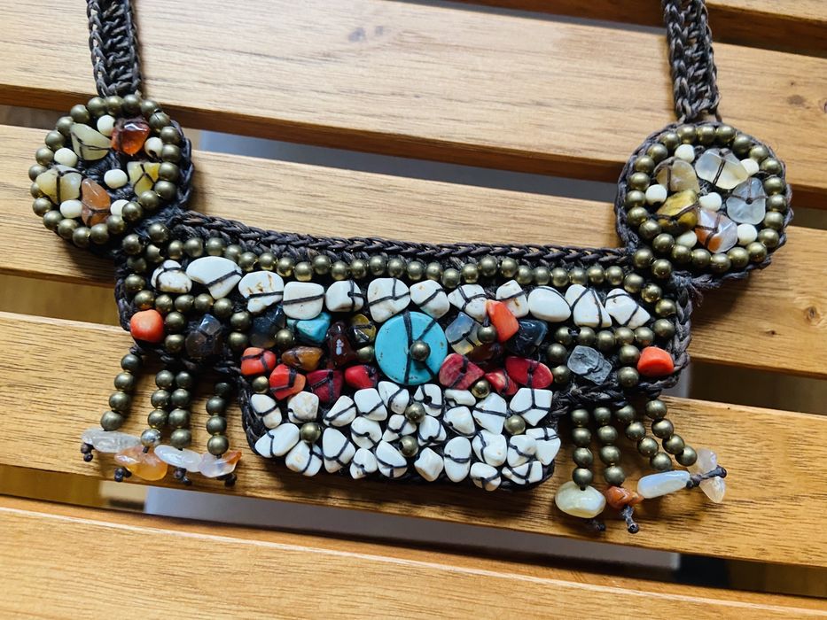 Colar artesanal com pedras coloridas