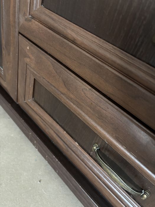 Komody brązowe do pokoju z półkami i szufladami