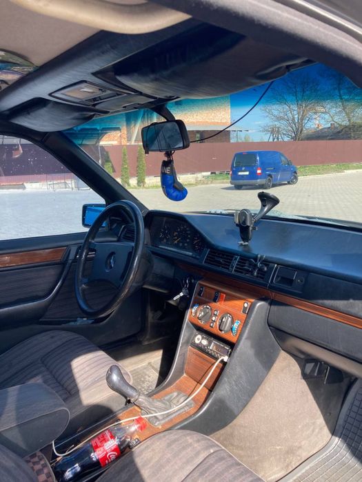 Продається Mercedes-Benz E 124 1992 р. 2.0 бензин на зимовій резині