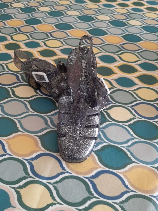 Sandálias pretas novas