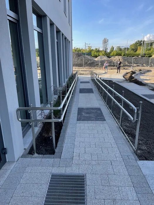 Podjazdy poręcze dla osób niepełnosprawnych, balustrady