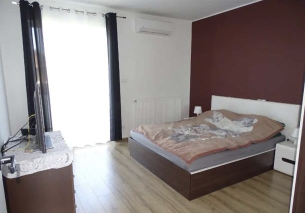 Łóżko  z szafkami nocnymi, szafa oraz komodą