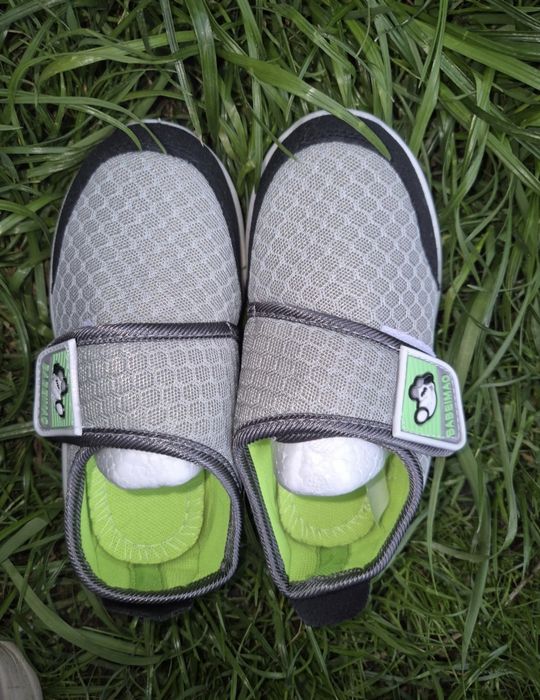 Тапочки, кросівки