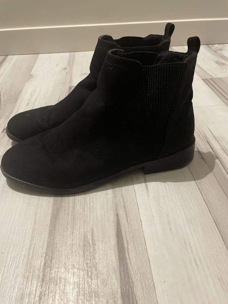 Mini botas pretas com um pequeno detalhe de lado, numero 37