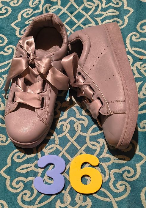 Nowe sneakersy z atlasowymi sznurówkami roz. 36