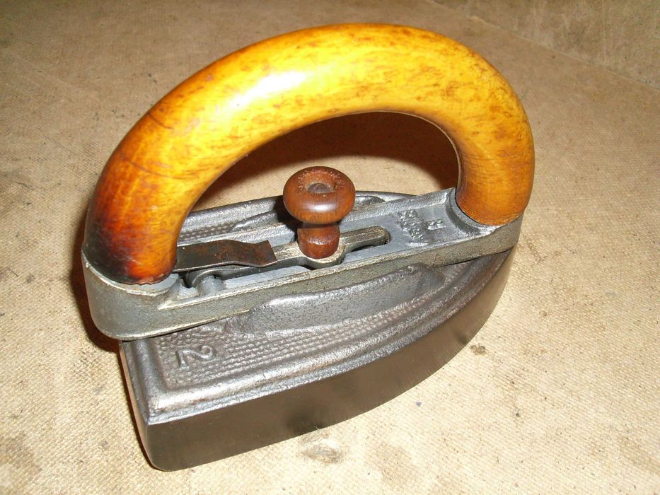 Stare żelazko z odejmowanym uchwytem