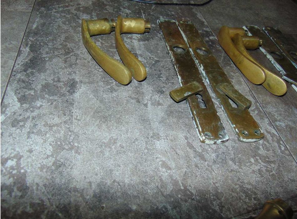 Stare szyldy,klamki,do drzwi,mosiężne,rozstaw 93 mm.cena za 1 kmpl.