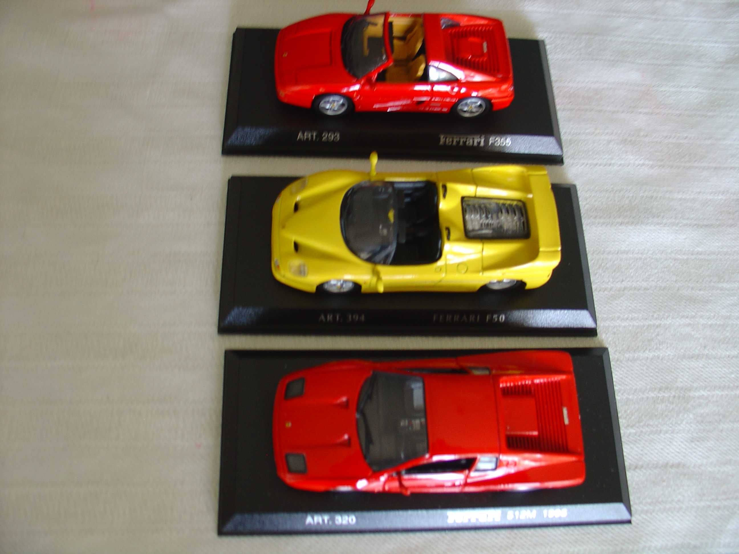 Vendo 3 miniaturas Ferrari na escala 1:43;
Modelos em Metal