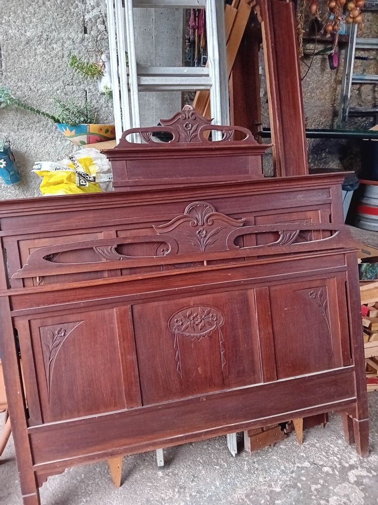 Cama e mesinhas de cabeceira