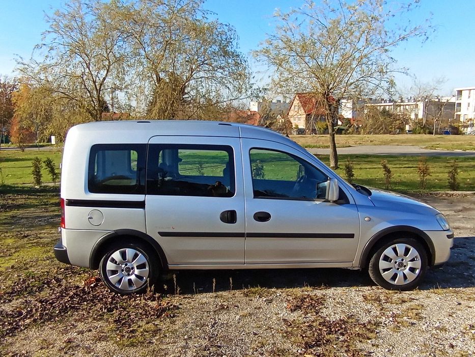 Piękny Opel Combo Tour 1.7  Diesel Isuzu. Drzwi skrzydełkowe.