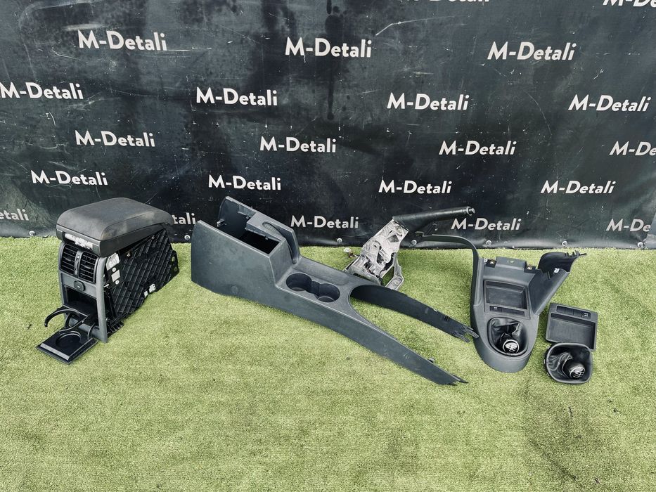 Передня консоль Тоуран підлокітник консоль Touran Caddy підстаканик VW