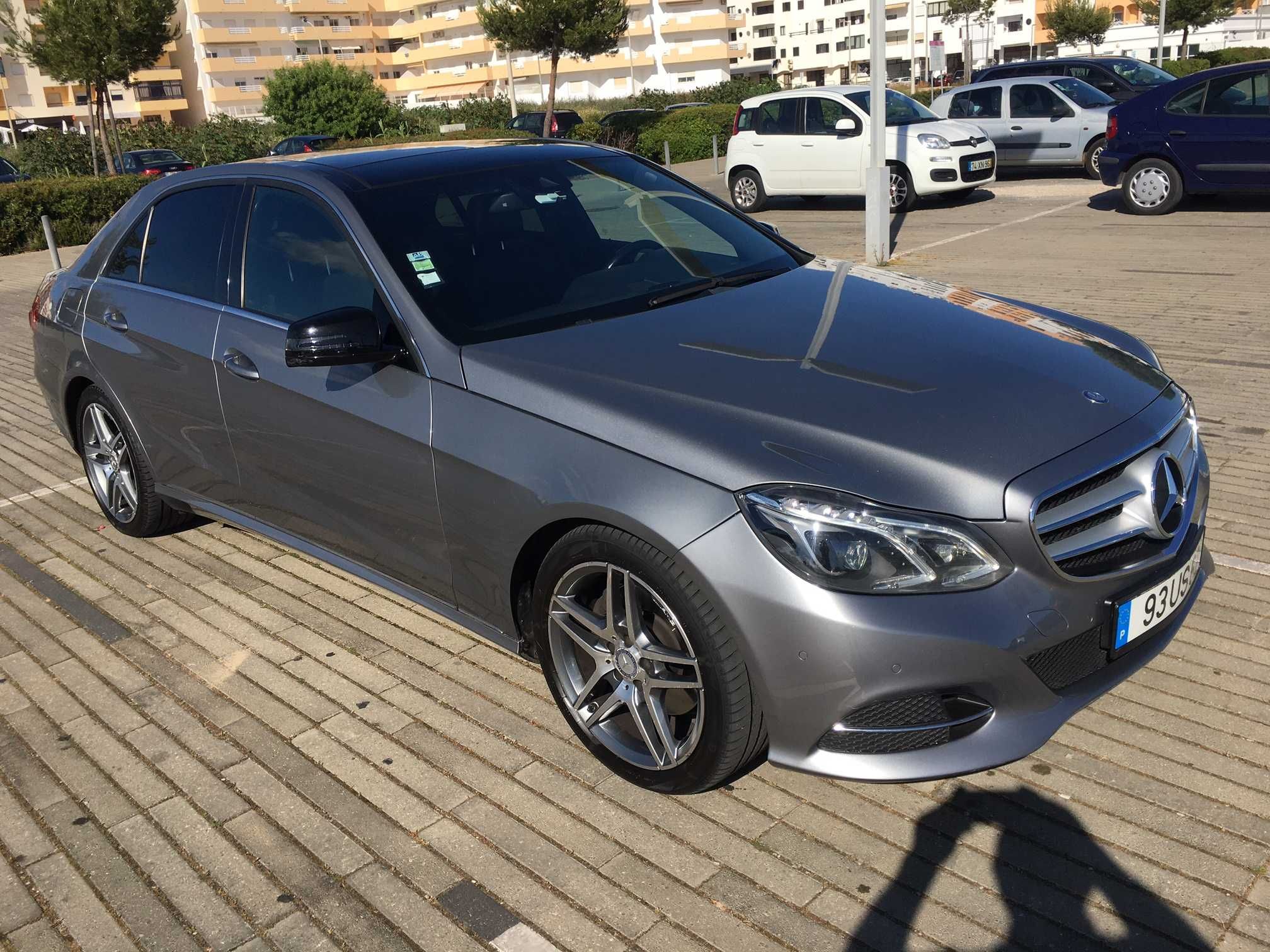 Mercedes E300 Hybrid 2015 com teto panorâmico