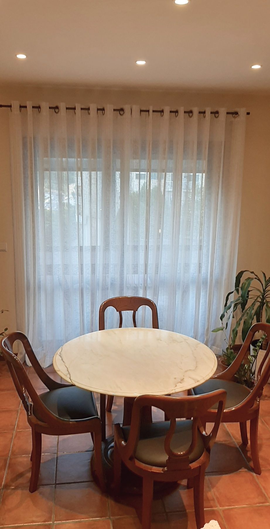 Conjunto de Mesa e 4 Cadeiras