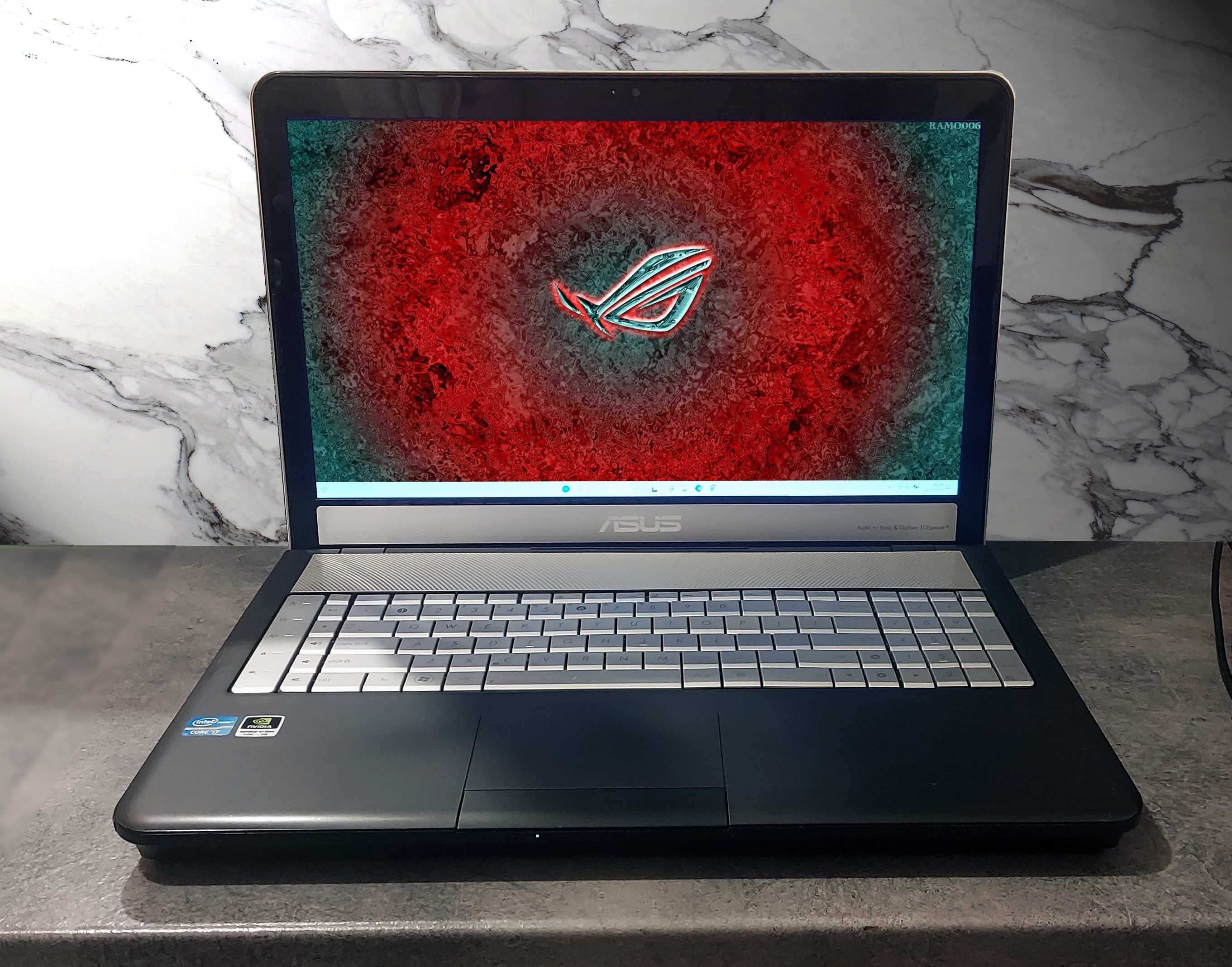 Mocny ASUS 17 cali z subwooferem - i7 16GB SSD256GB+500GB Win11