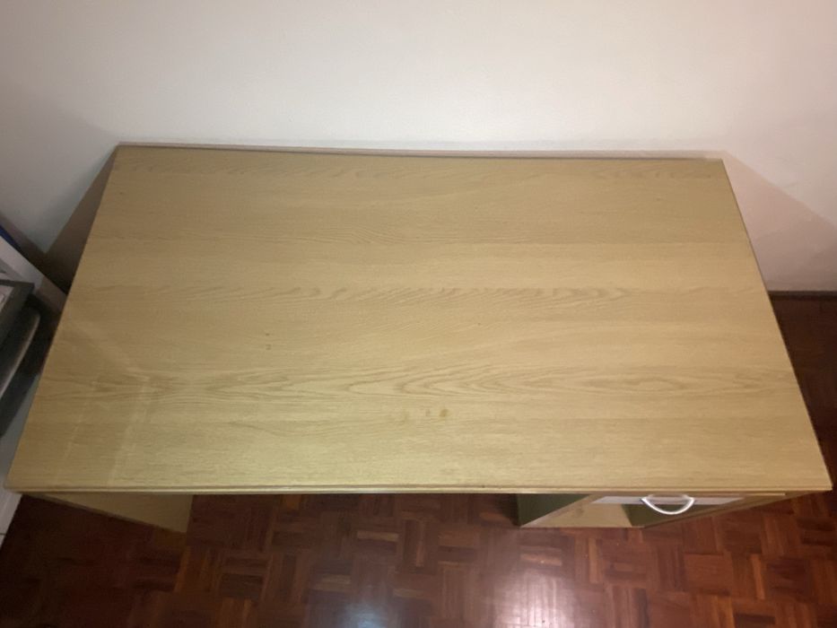 Secretária IKEA MIKAEL c/ tampo de vidro e movél de rodas com gaveta