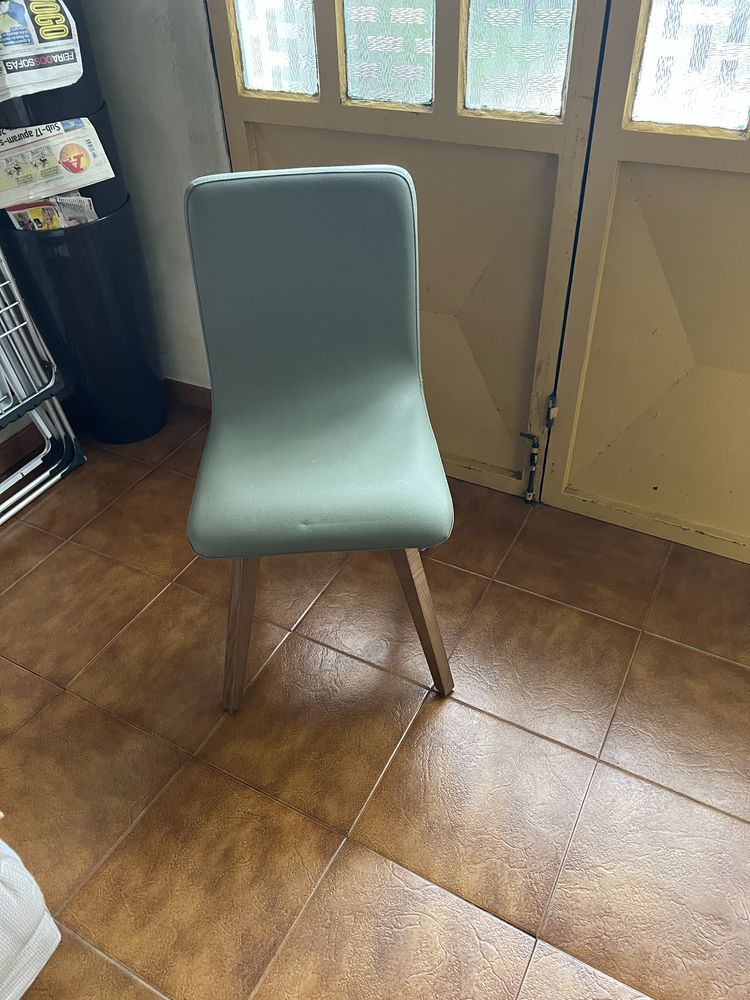 Mesa e cadeiras