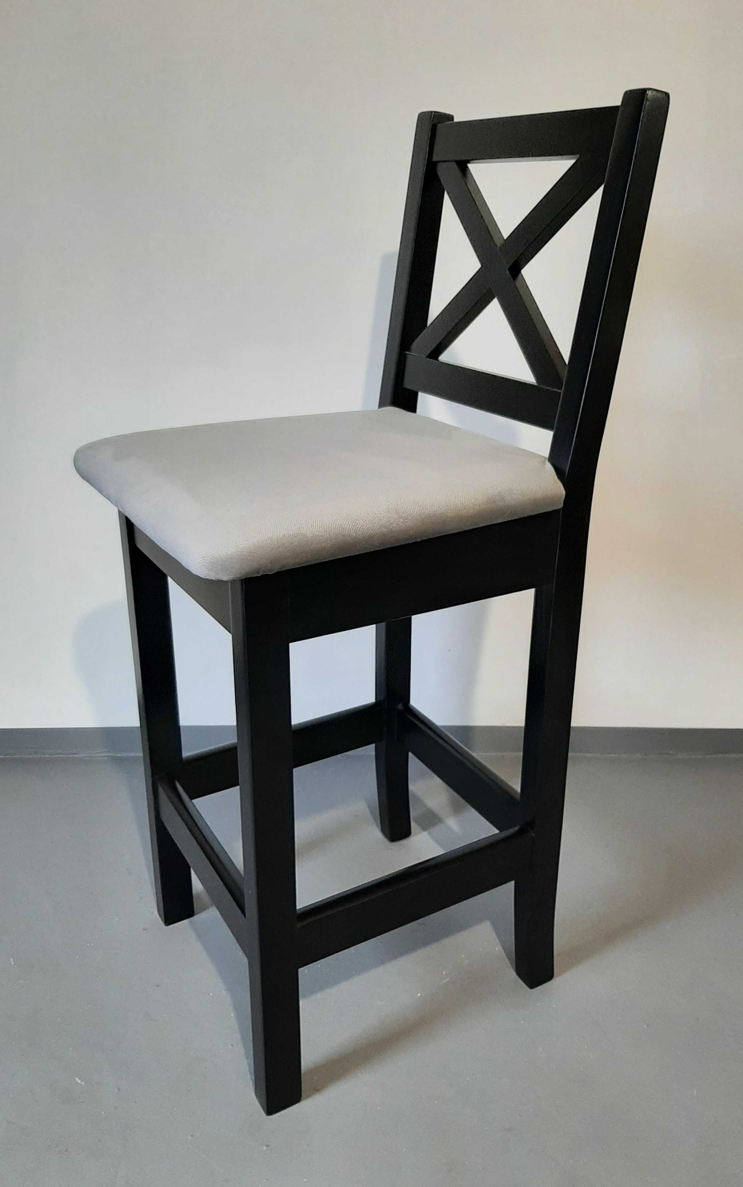 białe i czarne krzesła barowe biały hoker drewniany do kuchni wyspy