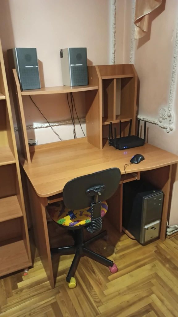 Комп'ютерний столик з полицями і кріслом + стелаж