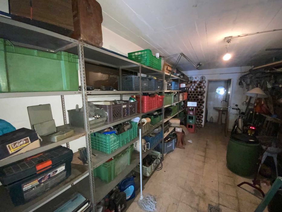 Recheio de garagem com diverso material e ferramentas e materiais