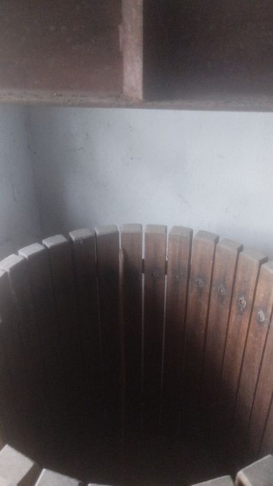 Esmagadora de uvas manual e cesto