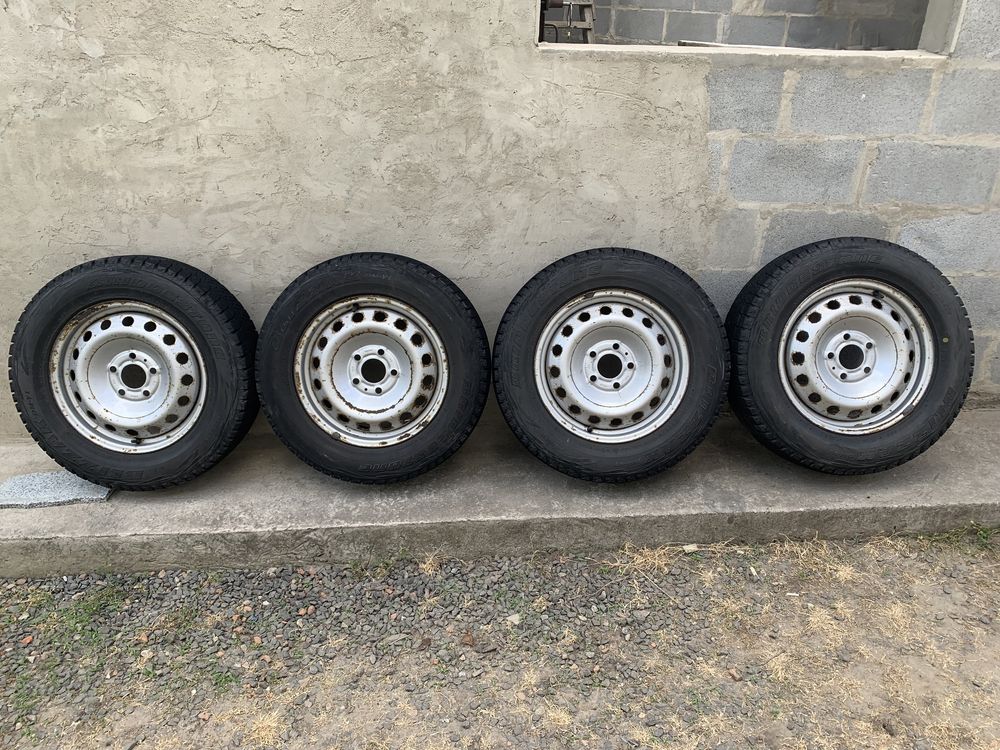 Продам резину Bridgestone blizzak 215 65 r16