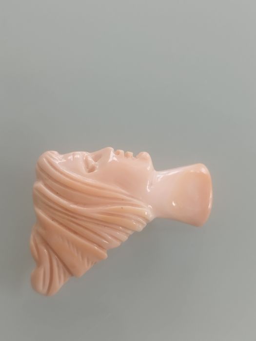 Lindo broche vintage com detalhe em coral rosa.

- Design delicado.
-