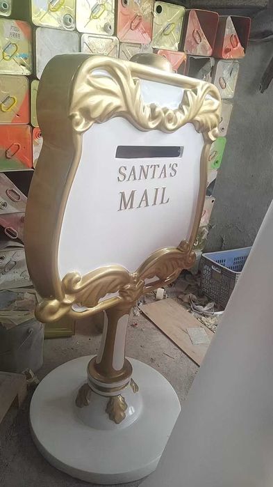 Cadeirão e marcos de Correio.