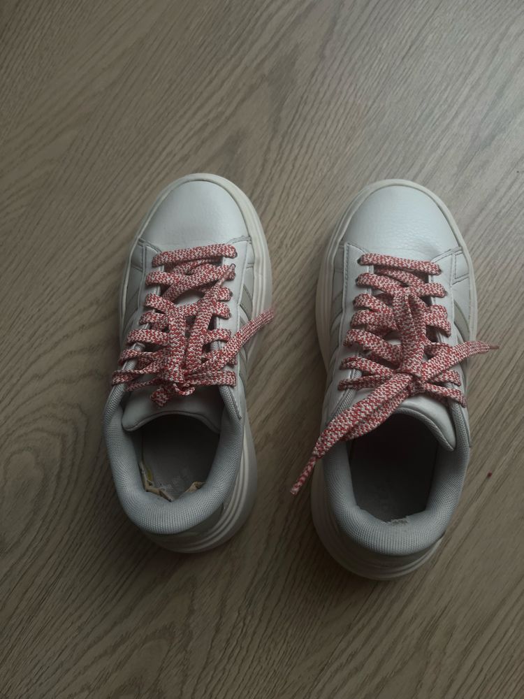 Жіночі кросівки adidas