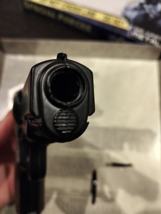 Kit de pistola de fulminantes 
Arma, algemas e distintivo em metal
Col